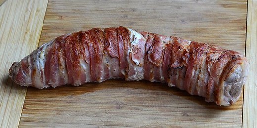 Fyldt mørbrad med pikantost og bacon