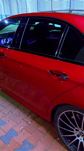 Mercedes W213 E-Class rojo: detalle del auto
