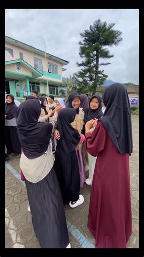 Sebanyak 13 santri Kelas 12 Ponpes ICM diterjunkan ke masyarakat dalam program “Santri Hijrah” pada Senin (16/2), menuju Pasirkuda, Cianjur Selatan. Seremoni pelepasan berlangsung khidmat di masjid ICM, dihadiri Ketua PCM Cipanas Bpk Dadan Slamet Riyadi dan seluruh santri ICM. Para santri dipakaikan rompi “Santri Hijrah” sebagai simbol dimulainya program pengabdian untuk tahun kedua ini. Dalam pelepasan itu, Santri Kelas 12 diiringi drumband dari adik kelas yang disiapkan mendadak sebagai kejuta
