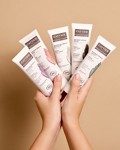 Offrez à votre peau des soins essentiels. ✨ Chez Cattier, nos masques et gommage s’inscrivent dans une approche experte du soin où chaque geste compte, quelque soit votre type de peau : exfolier pour éliminer les impuretés et affiner le grain de peau, purifier pour libérer la peau des toxines, hydrater et apaiser pour restaurer son équilibre naturel. 🙌 Formulés à partir d’ingrédients d’origine naturelle et enrichis en actifs reconnus pour leurs bienfaits, nos soins à l’argile s’adaptent aux bes