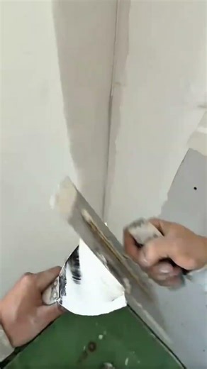 Applying Smooth Wall Putty on Interior Corners for a Clean and Professional Finish