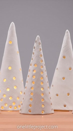 This DIY clay Christmas tree is SO PRETTY! And it’s really easy to make this minimalist holiday decoration at home using air dry clay and our free, printable template. 🌲✨ #claychristmas #christmastrees #christmas_diy #christmasdiy #claycrafts #claycraft #claycraftideas #claycrafting #handmadeclaycraft #easyclaycrafts #craftclay