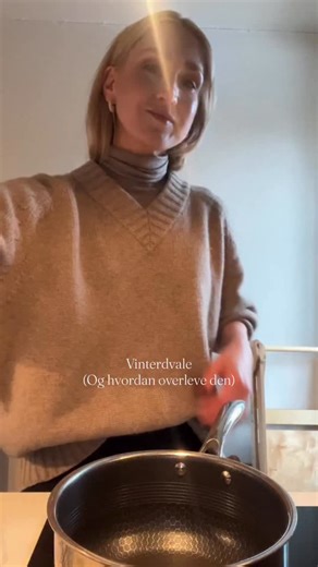 Vinterdvale (og hvordan overleve den) Oppskrift på verdens beste kakao for de dagene man trenger noe mykt. Og du, bruk råkakao! Så mye bedre smak, synes jeg🤌🏻 Vinterdvale-Kakao: 3 ss råkakao-pulver 1/2 liter helmelk/havremelk 1/2 ts Maldonsalt 2-3 ts honning Varmes på medium varme til rundt 80-85 grader Nyt! | Christel Alsos