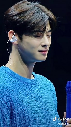 Cha Eunwoo Sings 'FIRST LOVE' in Manila!