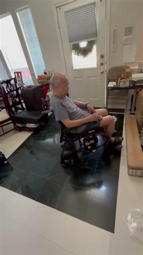 Roberto Spins Around on His New Airline-Ready Power Wheelchair! | Pride Jazzy Carbon 27X | Dallas TX