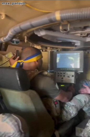 #Наші бійці демонструють бразильському добровольцю #БТР-4