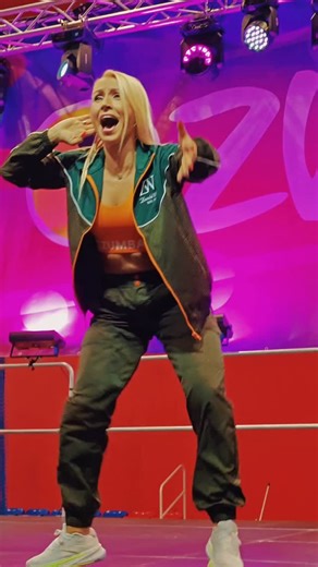 Emilia Furman ZUMBA 🇵🇱 on Instagram: "Jest jedna rzecz, która zawsze mnie zaskakuje na maratonach… 🙈 Zawsze, gdy ktoś mnie pyta: „Jaki rytm lubisz najbardziej?” — odpowiedź mam jedną. Salsa, flamenco, te wszystkie rytmy, w których czuje się emocje aż po końcówki palców. ❤️🥹 Muzyka, która nie tylko porusza ciało, ale dotyka duszy. I wiecie, co jest najzabawniejsze? 😏 Za każdym razem, kiedy występuję na maratonach, ludzie podchodzą i pytają: „Co to była za choreografia? Jaka to piosenka?” I… 