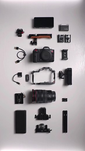 Work In Progress… Mini Cine Camera Rig 🎥 @SmallRig x Canon R5C Edition Cage Wireless Mic Accessories. Save this list: SmallRig 3890 “Black Mamba” Camera Cage for Canon EOS R5 C 1674 Baseplate with Dual 15mm Rod Clamp 2144B Arca Quick Release Clamp and Plate 2802 Dual 15mm Rod Battery Hinge 2336 Holder for Portable Power Banks 2987 Mini V Mount Battery Plate 900 Rod Connector with M12 Thread 1050 15mm Black Aluminum Alloy Rods 3487 Forevala W60 Wireless Microphone 3260 Rotating NATO Handle (Left