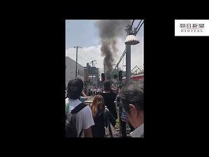 衝撃音そして黒煙 京急脱線事故 列車とトラックが衝突し脱線