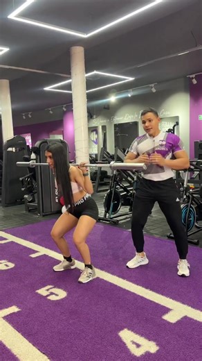 Sentadilla Hack vs Sentadilla Libre ¿Cuál es mejor? Recuerda siempre que tienes que buscar ejercicios que te ayuden a desarrollar tus músculos, pero también que cuiden tu integridad anatómica. 📚Clark DR, Lambert MI & Hunter AM (2019). “Trunk muscle activation in the back and hack squat at the same relative loads”. Journal of Strength & Conditioning Research. 📚Schwanbeck et al. (2009). “A comparó son of free weight squat to Smith machine squat using electromyography”. Journal of Strength & Cond