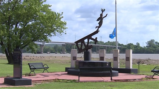 Memorial service for victims of I-40 bridge collapse held in Webber's Falls