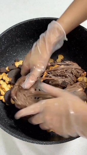 915K views · 7.7K reactions | Snowflake Crunch That Feels Too Good! #snowflakes #crispy #delicious #foodvlog #snacktime #sweetcravings | 陈陈雪花酥 | Facebook