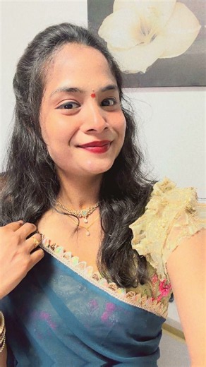 Getting Ready in a Beautiful Saree ✨ Elegant Traditional Look 💖 #Shorts