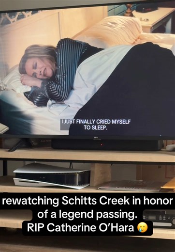 RUBY! ◡̈ (@rubaaayo)’s video of Catherine O'Hara