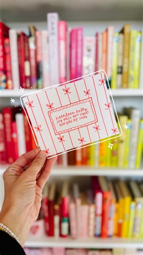 Pippi Post | Bookish Merch ✨ on Instagram: "And you only need ONE marker to get this look! I love how simple this envelope was to do - and I love the bows too! 🎀 Here’s how to get the look: ✨ Grab a blank envelope! You can use white - or any color! If you need to stock up on cards + envelopes, my $2 card sale is going on right now! 😱 ✨ I used one crayola marker for the envelope! The super tips markers are my favorite for envelope addressing - they’re the perfect size! ✨ Start by blocking off r