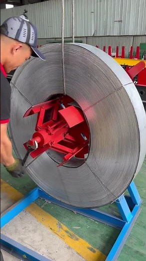How to put the steel metal coil to the roll forming machine uncoiler