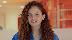 Nicole turina x-xogħol tagħha minn wara l-kwinti fiċ-Ċentru Reġjonali tas-Saħħa Ċensu Moran. | MaltaGov