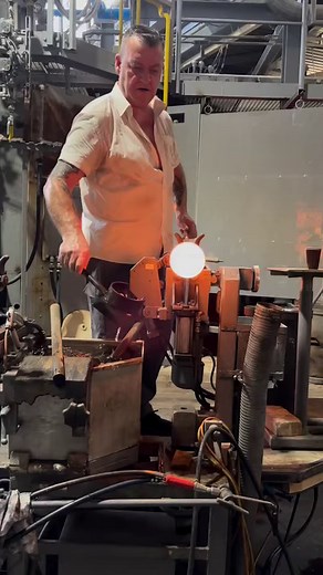 9.5K views · 155 reactions | Herstellung der Insalata Schale 綾 Die Schalen sind in vier Grössen erhältlich Zum Produkt  https://bit.ly/48L6dHl | Glasi Hergiswil | Facebook