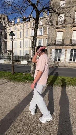 Vidéos de . (@melo.2403) avec The Look - Instrumental - Metronomy