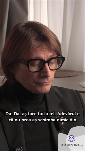Ai mai sacrifica totul pentru teatru? Da. Da, aș face fix la fel. Adevărul e că nu prea aș schimba nimic din viața mea așa cum a fost, pentru că eu cred că toți suntem acum așa cum suntem datorită alegerilor, datorită întâlnirilor noastre, datorită experiențelor noastre. Tot ce am schimba înseamnă că am schimba… știi, dacă m-aș putea întoarce în trecut, dacă aș schimba o mică piesă din puzzle-ul ăsta care se cheamă viața mea, probabil că n-aș mai fi aici, acum, în fața voastră. Probabil că n-aș 