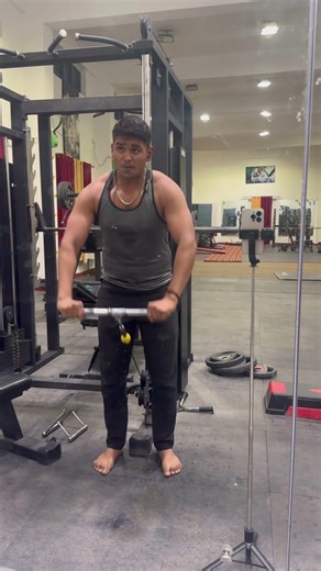 Shoulder ko ager chauda banana h to ye kre # get full vdeo on shoulder workout ‪@Tigerfitness_180‬