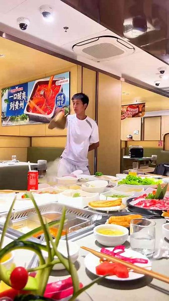 The ULTIMATE hot pot experience in Chengdu 🐼🍜 #Chengdu #SichuanFood