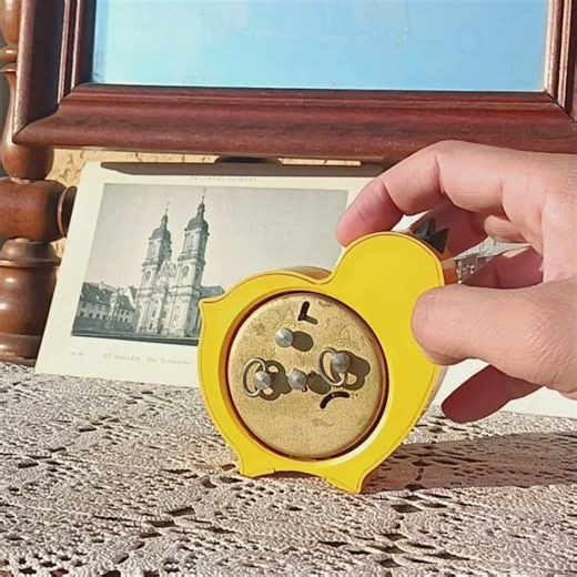 Vintage alarm clock, Slava, Bird, Chicken, mechanical, soviet, USSR, wind up clock #clock