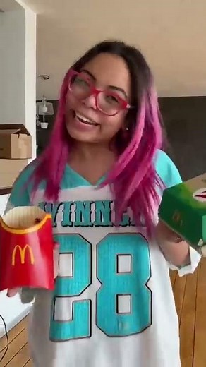 TIPOS DE PERSONAS COMIENDO