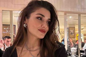 Hande Erçel incanta tutti sul Red carpet a Cannes