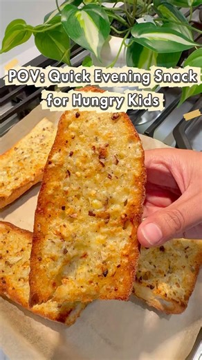 Easy Homemade Garlic Bread Recipe | Super Crispy & Buttery#shorts #viralvideo #foodreels #easyrecipe