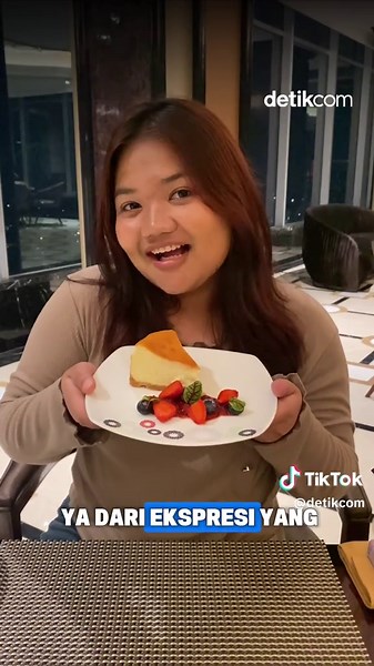 Detikers, ada spot rooftop di Cibubur yang bisa jadi pilihan baru untuk menikmati suasana dari ketinggian. Dengan konsep semi outdoor, tempat ini menghadirkan pengalaman bersantap yang nyaman sekaligus menawarkan city view dari atas. Berlokasi di The 22nd Sky Lounge, Trans Hotel Jakarta, area dining-nya berkapasitas sekitar 76 orang dan dilengkapi sky bridge yang bisa jadi spot foto maupun experience. Sejumlah menu best seller juga jadi daya tarik untuk dicoba saat datang ke sini. Mulai dari han