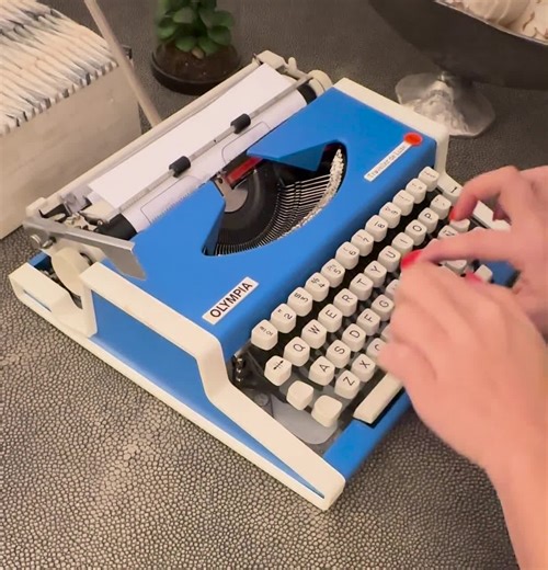 Olympia Traveller De Luxe Typewriter With Qwerty Layout, Blue, Fully Serviced - Etsy Canada
