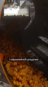 Kto rozpoznaje co to za chrupki? 😍 Zobaczcie, jak powstaje idealny kształt spirali! Mieszanka kukurydziana, która stanowi podstawę każdego chrupka, trafia do ekstrudera ślimakowego, gdzie przechodzi przez intensywny proces ekstrudowania – w temperaturze od 150 do 200 stopni Celsjusza i pod ciśnieniem sięgającym aż 100 barów! 🔥🌽 To właśnie tam tworzy się długa, idealna wstęga kukurydziana, gotowa do dalszej obróbki, by zyskać smak, kształt i charakterystyczną chrupkość. ✨ Chcecie zobaczyć to n