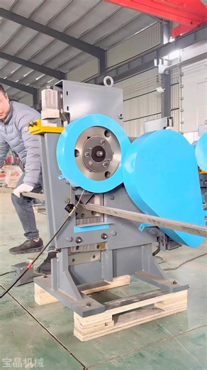Combined punching and shearing machine for cutting and punching angle steel. #machinery #ironwork #cutting #punching | 刘良波