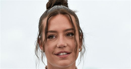 Adèle Exarchopoulos sans fard mais avec un patch cœur anti-bouton assure la promotion de L’Amour ouf