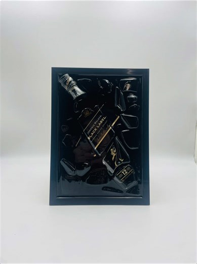 Johnny Walker Black Label broken bottle art. Een iconische en gevaarlijke combinatie gevangen in epoxy. Chaos, contrast en een diepe zwart gouden sfeerimpressie. Handgemaakt en one of a kind. #johnnywalker #blacklabel #sfeerimpressie #diy #fyp