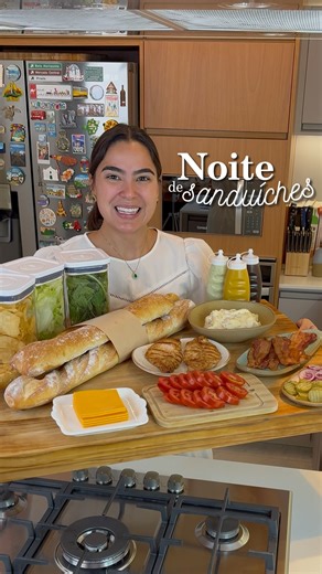 Luiza Guimarães e Lucas Travassos | O Casal de BH on Instagram: "A gente preparou uma noite de sanduíches super legal pra reunir os amigos! Olha só que ideia legal! Lavei e sequei as folhas na minha Lava e Seca Saladas OXO. Sério, em segundos elas saem prontas pra servir e o bowl é tão bonito que já vai direto pra mesa 🥗 Depois, cortei tudo com o Bloco de Facas Kenya. Pra dar aquele toque final, finalizei o sanduíche com queijo parmesão usando o Ralador Zester da Microplane, que é meu queridinh