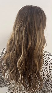 So manche Frau wünscht sich langes Haar, möchte aber nicht so lange warten, bis es endlich gewachsen ist. Da sind Tape Extensions eine super Lösung und sozusagen im Handumdrehen bekommt man seine Wunschmähne. Hier ein schönes Beispiel: @krehaartiv_heidi arbeitete 36 Tapes in einem Mix aus zwei aschigen Blondtönen in 40er Länge ein. Einfach wunderschön! | GreatLengths