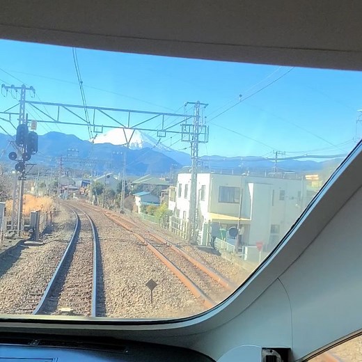 床嶋佳子 Yoshiko Tokoshima on Instagram: "昨日小田急ロマンスカーの先頭から2番目の席に座りましたぁ‼️ やはり興奮しますね🎵"