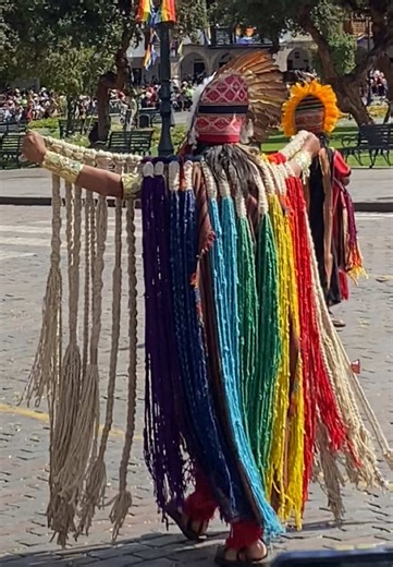 The Khipucamayoc — guardian of Inca accounting and knowledge. Through knots and strings, the Incas recorded numbers, stories, and their world.📍Discover living history with Perúvida Viajes. #cusco #peruvidaviajes #perutravelsecrets #discoverperu