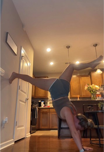Fail, huge fail #foryoupage #fyp #splitschallenge #handstandchallenge #trending #challenge