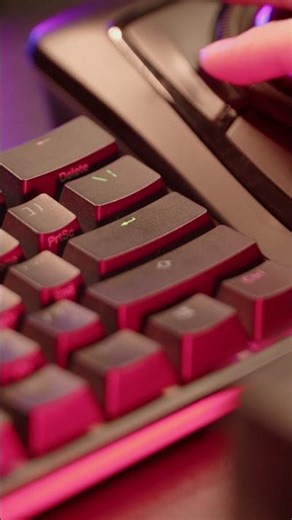 Heartbreak Negativity Manifested as Exploding Keyboard Fireballs While 7樓阿伯 Shouted UPDATE WINDOWS L