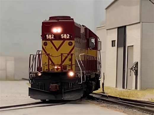 ho比例sdl39数码音效版内燃机车模型在沙盘儿上调车并运行的视频搬运～轨道交通火车迷diesellocomotive火车头railfan机辆模式列车柴电机车～