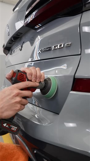 L’art de l’impossible sans peinture. 🛠️ ​Vous pensiez que ce choc nécessitait un passage complet en carrosserie traditionnelle ? Détrompez-vous. Même sur des dégâts importants, le Débosselage Sans Peinture (DSP) permet de redonner à la tôle sa forme d’origine tout en préservant la peinture d’usine. ​Regardez cette transformation ! Ce qui semblait être un dégât majeur a été redressé avec précision, millimètre par millimètre. Le résultat ? Une carrosserie impeccable et une valeur de revente prése