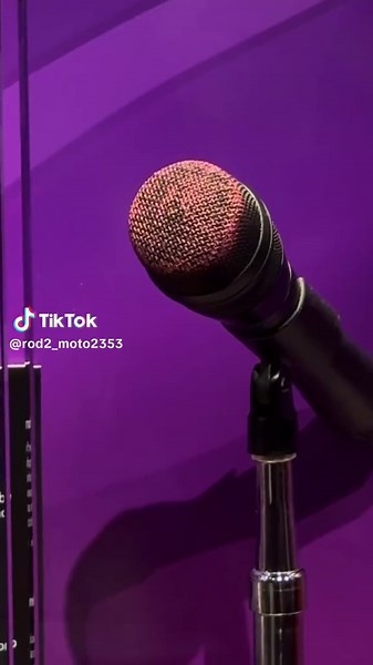 Este micrófono no es solo un instrumento musical, sino un símbolo de la presencia y legado de la Reina del Tex-Mex. 🥰💞❤️‍🩹❤️❤️ Lo que hace único a este micrófono es que aún conserva el rastro del labial rojo que Selena solía usar en sus presentaciones. La cantante tenía la costumbre de aplicarse labial rojo y luego besar el micrófono durante sus conciertos, dejando así una marca personal en cada show. #selenaquintanilla #selena #museo #texas #micrófono