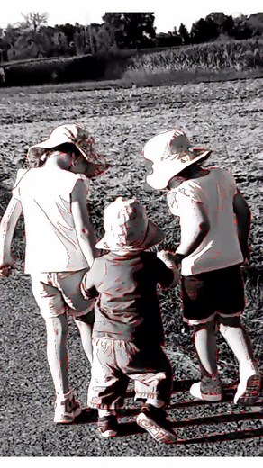 ✨ Pure liefde in inkt ✨ Een blijvende herinnering aan de onbreekbare band tussen broers en zussen. Realistische tattoos zoals deze vertellen verhalen die voor altijd meegedragen worden. 🖤 📍 Wil jij ook jouw dierbaarste momenten vastleggen? Stuur me een bericht en we maken samen iets tijdloos. ✨ Pure love in ink ✨ A lasting tribute to the unbreakable bond between brothers and sisters. Realistic tattoos like this tell stories that will be carried forever. 🖤 📍 Do you want to capture your most p