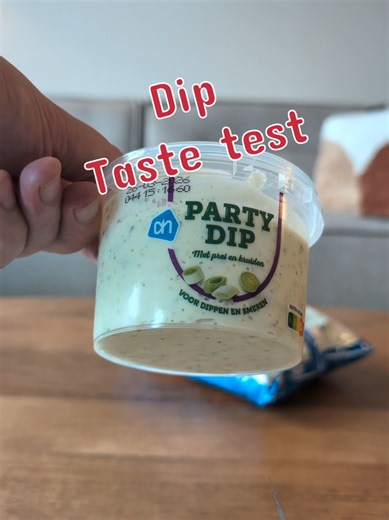 Wat gebeurt er als je de Albert heijn Party dip in een Coney Box serveert? 👀 Wij deden een taste test van de Albert Heijn Party dip, die zij zelf omschrijven als een heerlijk, romige dip met prei en smaakvolle kruiden. Onmisbaar bij een BBQ of tijdens gourmetten om vers afgebakken brood, chips of groente in te dippen. De smaak zou romig en zacht zijn en een echte smaakmaker om van elk moment een feestje te maken. Klinkt goed, toch? Vul je Bugles met de dip en zet ze rechtop in een Coney Box, da