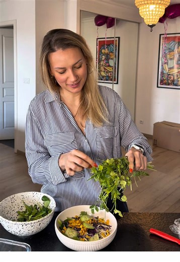 ✨ La salade qui vide le frigo (et qui est 10/10 au goût). Base de mâche restes bien choisis = assiette fraîche, croquante, protéinée et zéro gaspillage 💚 Ici j’ai mélangé : 🥬 De la mâche 🐔 Un reste de poulet (celui de mon chawarma de la veille 👀) 🧆 Un reste de pois chiches 🥕 Julienne de carottes 🥬 Chou rouge chou blanc finement émincés 🥒 Concombre coupé finement 🌿 Feuilles de coriandre Tout cru, tout frais, tout simple. 🥣 La vinaigrette magique (1 càs de chaque) : \t•\tSauce soja \t•\t