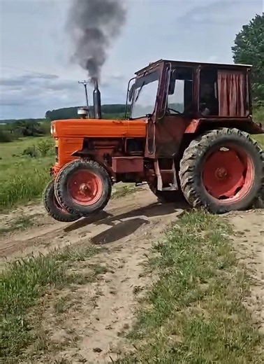 Traktor MTZ 82 v terénu-An MTZ 82 tractor in the field