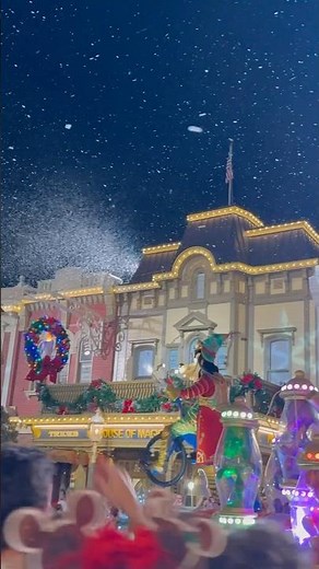 Goofy during Mickey’s Once Upon a Christmastime Parade at Mickey’s Very Merry Christmas Party!